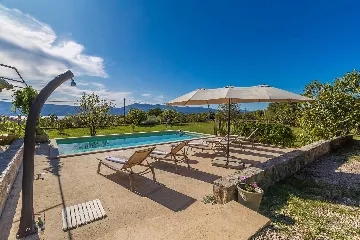 4-Bedroom House in Linardići for 8 Guests