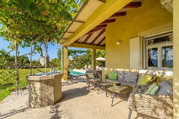 4-Bedroom House in Linardići for 8 Guests