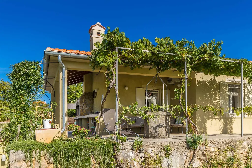 4-Bedroom House in Linardići for 8 Guests