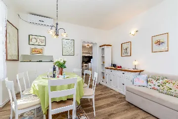 4-Bedroom House in Linardići for 8 Guests