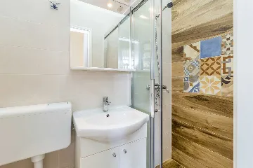 4-Bedroom House in Linardići for 8 Guests