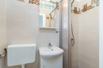 4-Bedroom House in Linardići for 8 Guests