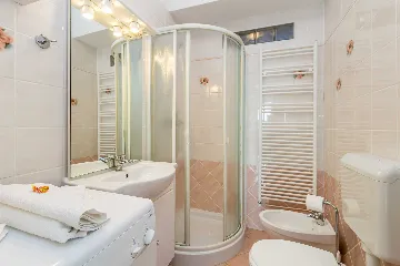 4-Bedroom House in Linardići for 8 Guests