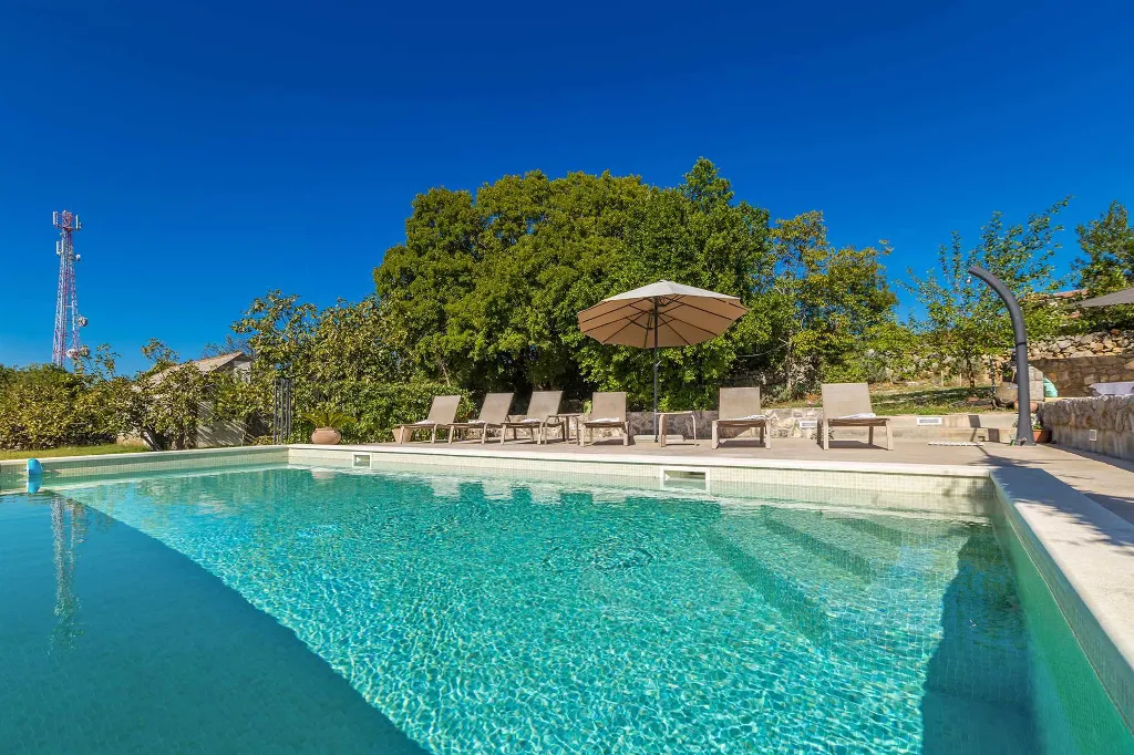 4-Bedroom House in Linardići for 8 Guests
