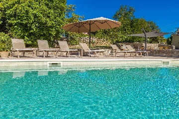 4-Bedroom House in Linardići for 8 Guests