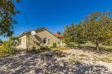 4-Bedroom House in Linardići for 8 Guests