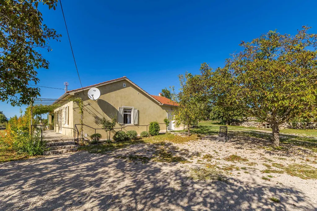4-Bedroom House in Linardići for 8 Guests
