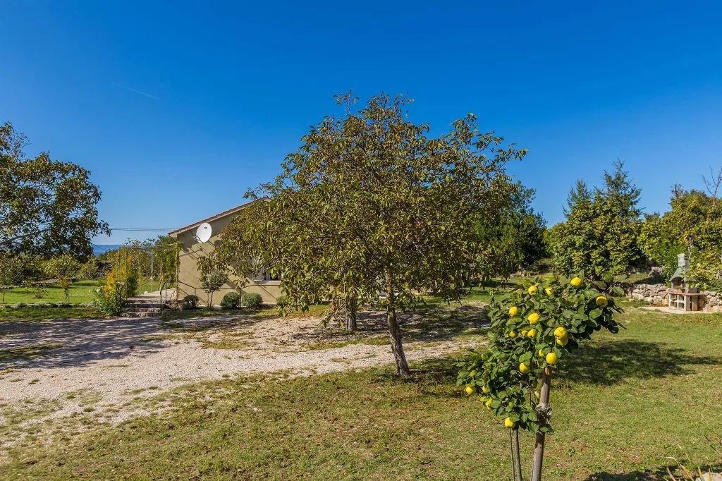 4-Bedroom House in Linardići for 8 Guests