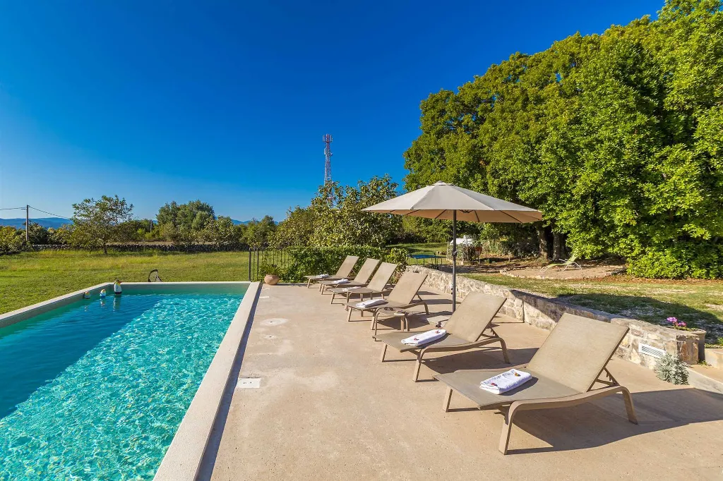 4-Bedroom House in Linardići for 8 Guests