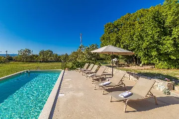 4-Bedroom House in Linardići for 8 Guests