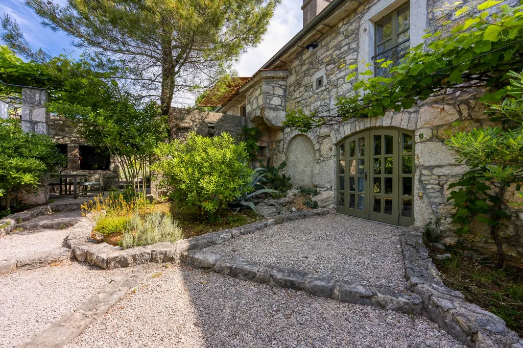Villa with Private Pool in Bajčići for 6 Guests