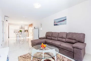 House with Private Pool and Sea View in Linardići