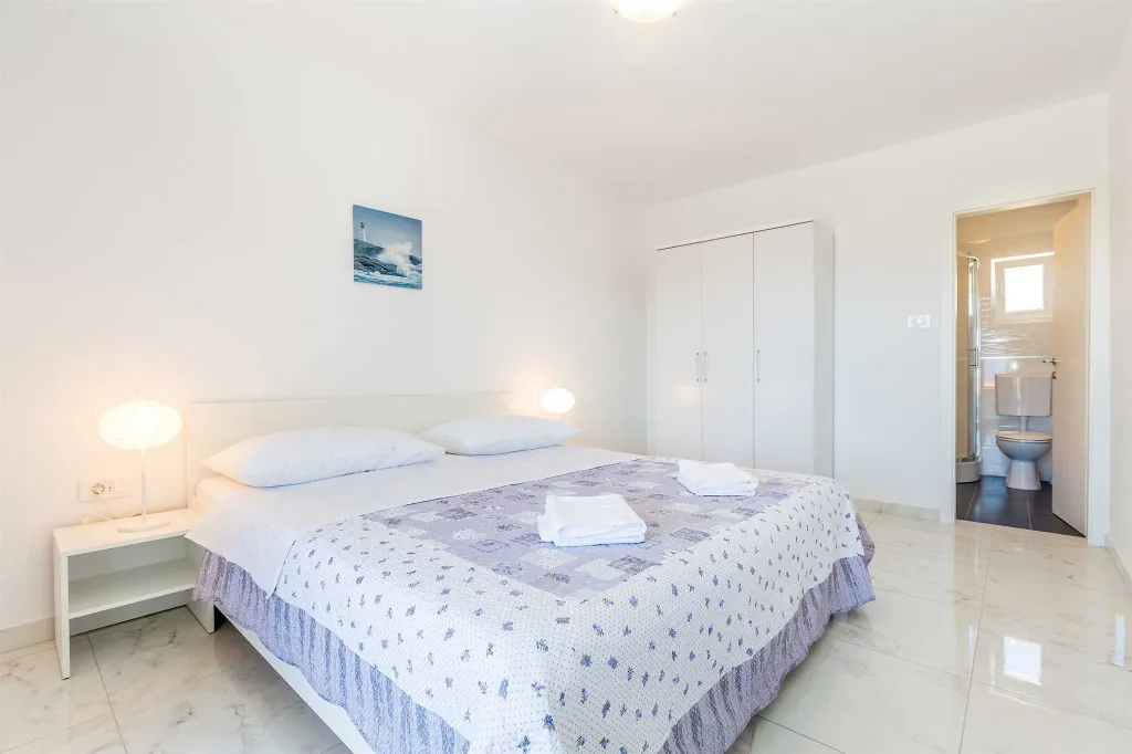 House with Private Pool and Sea View in Linardići