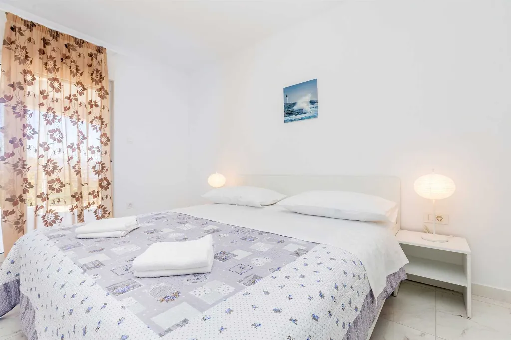 House with Private Pool and Sea View in Linardići