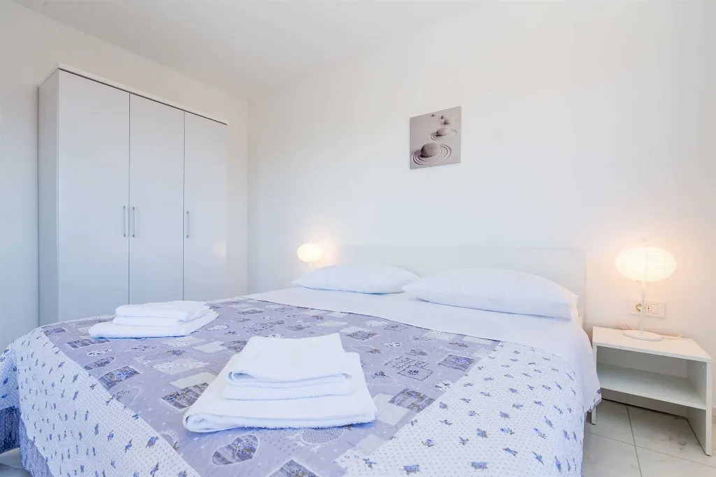 House with Private Pool and Sea View in Linardići