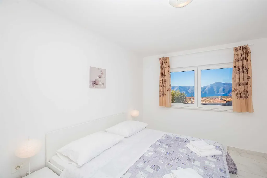 House with Private Pool and Sea View in Linardići
