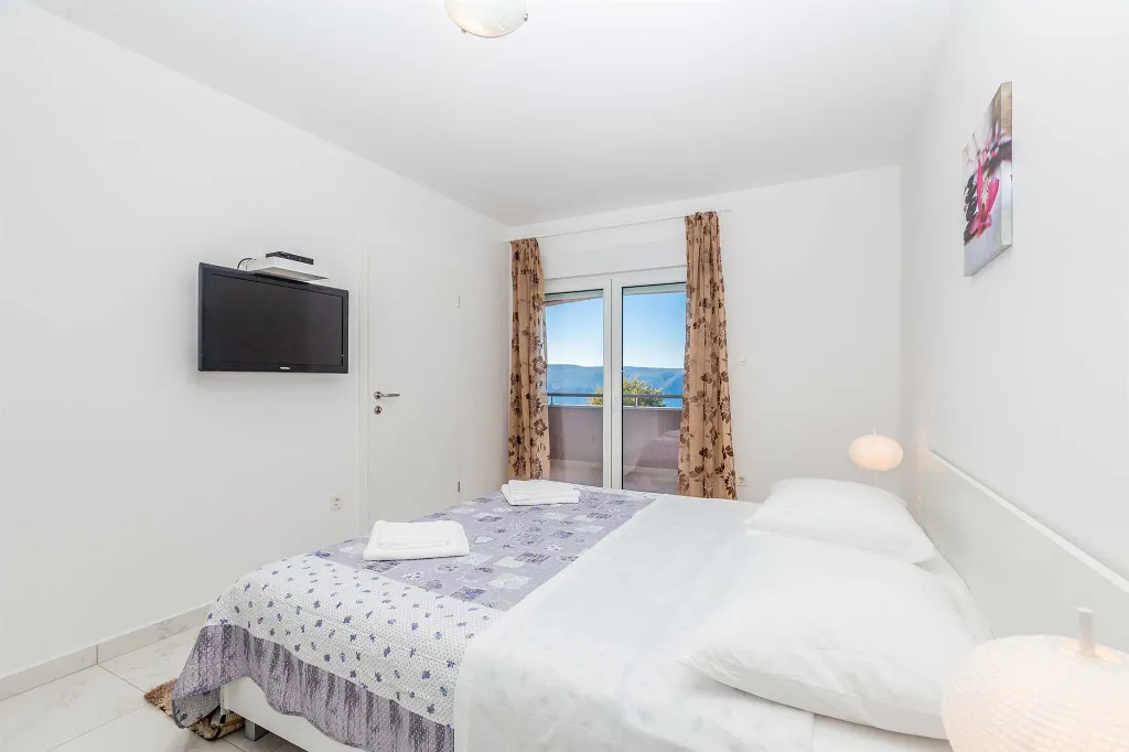 House with Private Pool and Sea View in Linardići