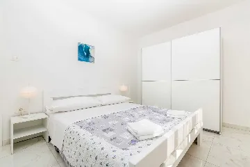 House with Private Pool and Sea View in Linardići