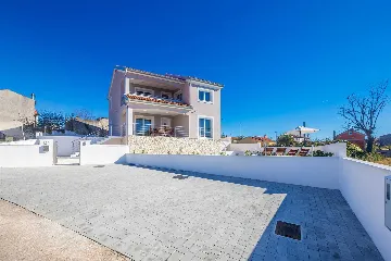 House with Private Pool and Sea View in Linardići
