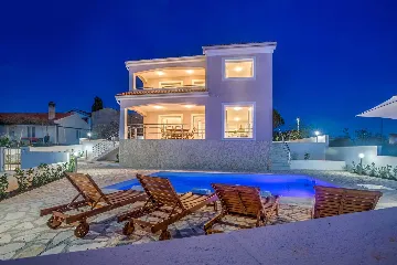 House with Private Pool and Sea View in Linardići