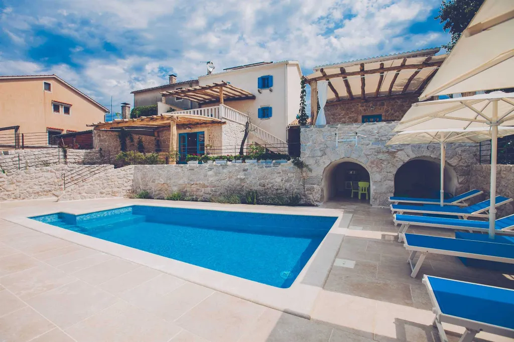 Villa with Pool & Sauna for up to 14 in Gabonjin