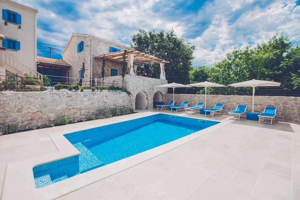 Villa with Pool & Sauna for up to 14 in Gabonjin