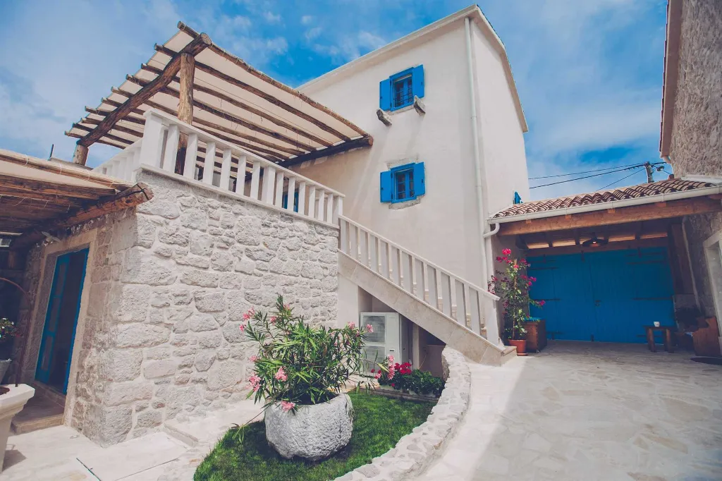 Villa with Pool & Sauna for up to 14 in Gabonjin