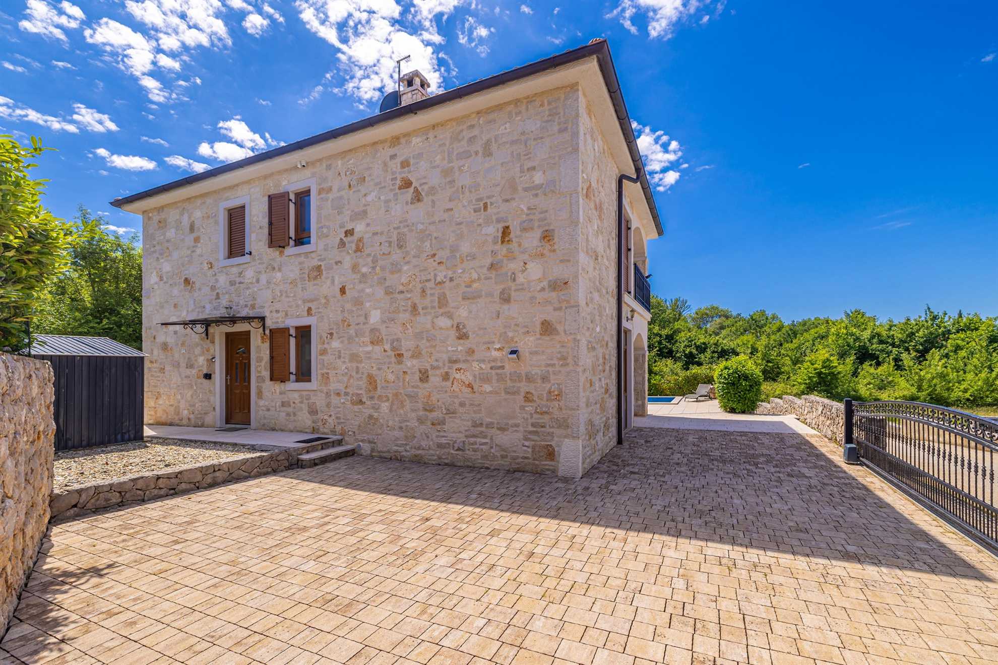 Holiday house OBZOVA with private heated pool