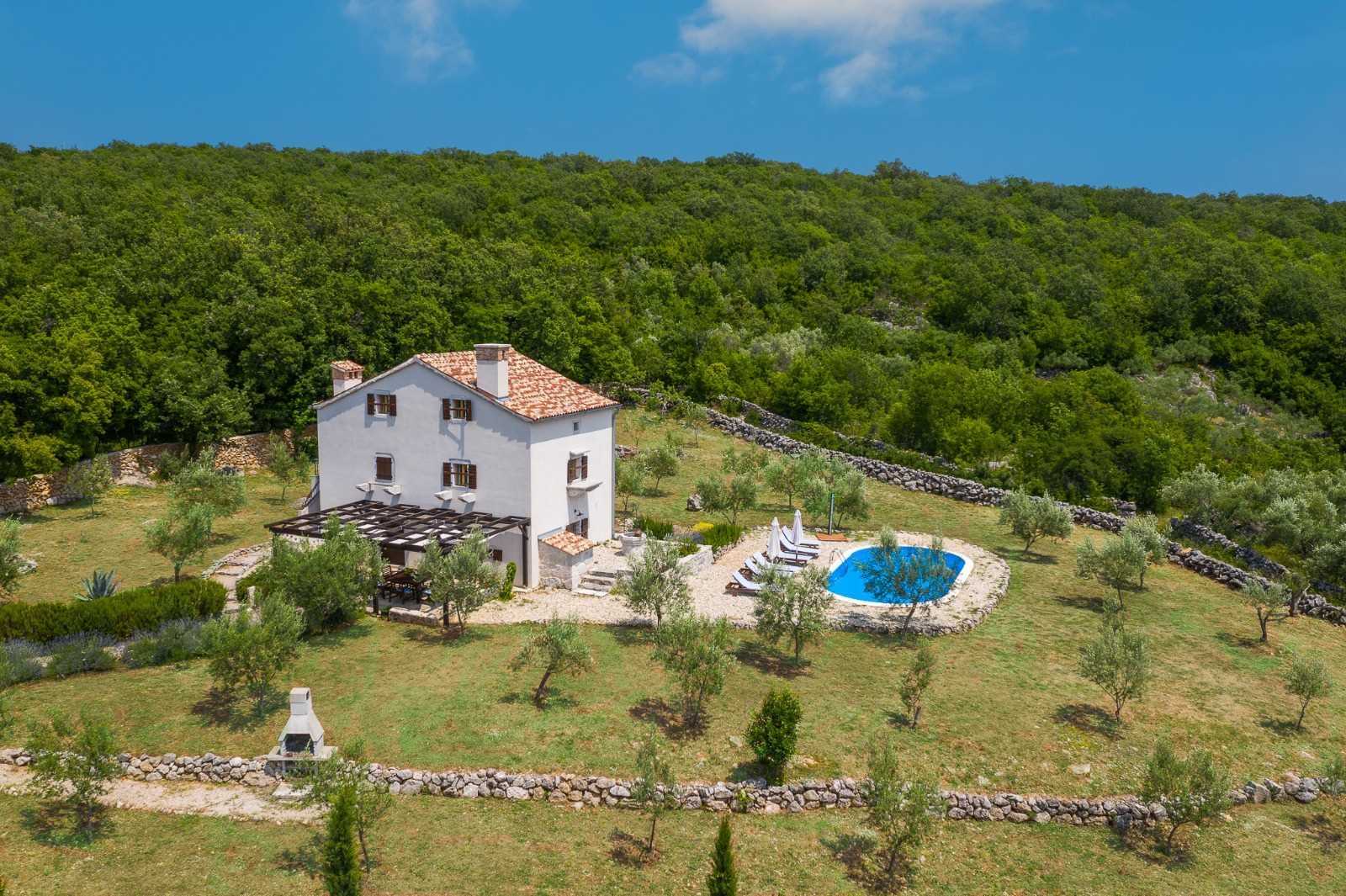Casa vacanze rustica HARMONIE con piscina privata e ampio giardino.