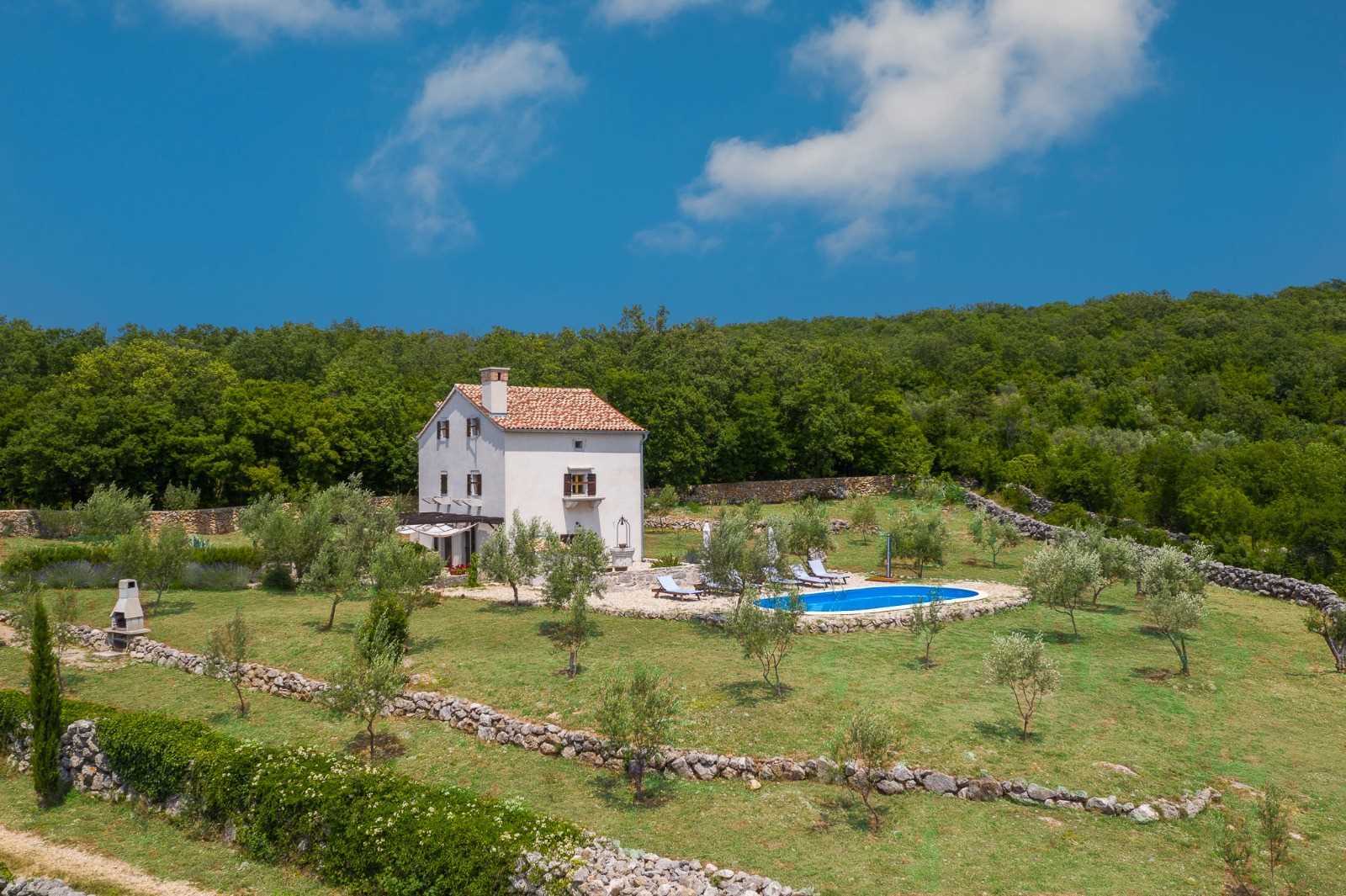 Casa vacanze rustica HARMONIE con piscina privata e ampio giardino.