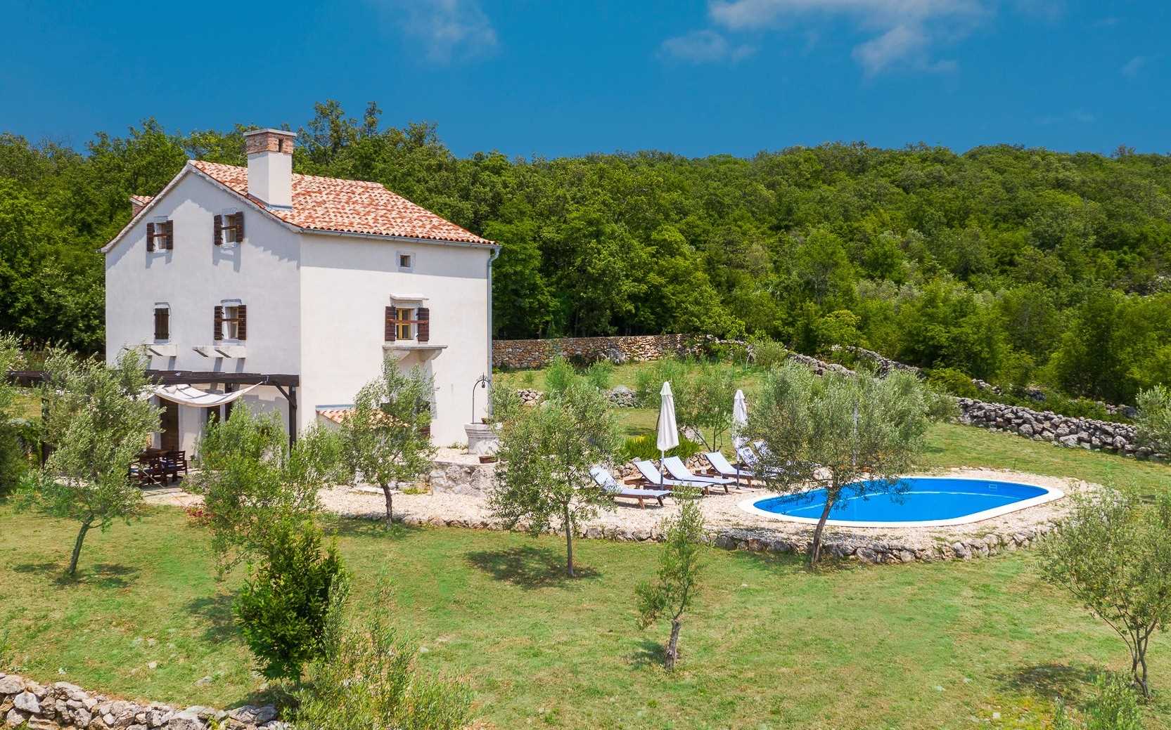 Casa vacanze rustica HARMONIE con piscina privata e ampio giardino.