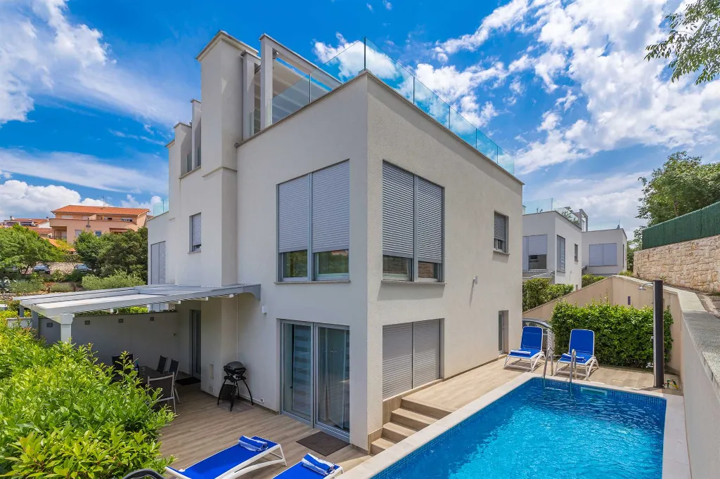 3-Bedroom Villa with Heated Pool and Jacuzzi in Malinska