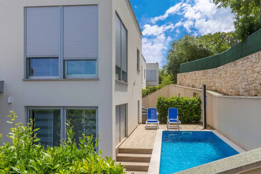 3-Bedroom Villa with Heated Pool and Jacuzzi in Malinska