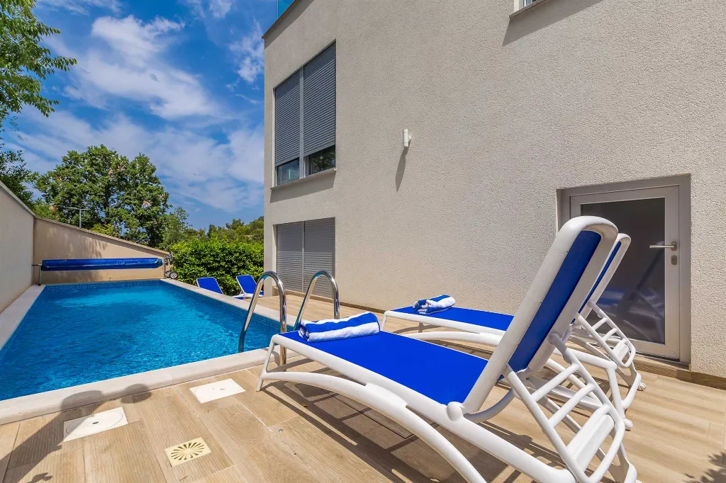 3-Bedroom Villa with Heated Pool and Jacuzzi in Malinska