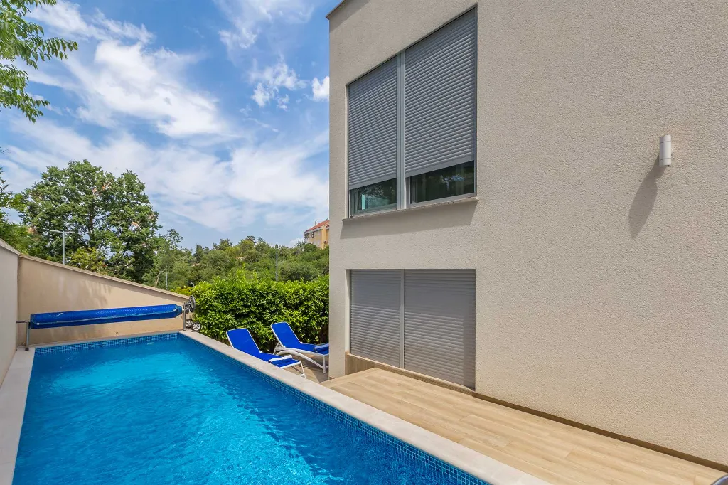 3-Bedroom Villa with Heated Pool and Jacuzzi in Malinska