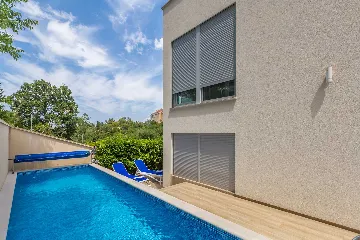 3-Bedroom Villa with Heated Pool and Jacuzzi in Malinska