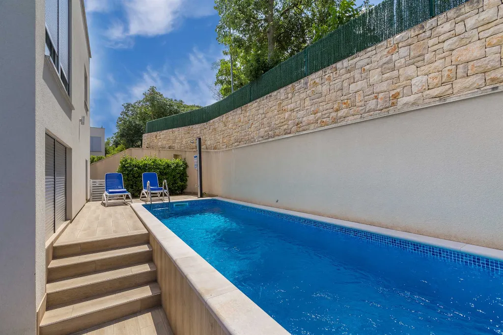 3-Bedroom Villa with Heated Pool and Jacuzzi in Malinska