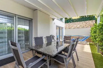 3-Bedroom Villa with Heated Pool and Jacuzzi in Malinska