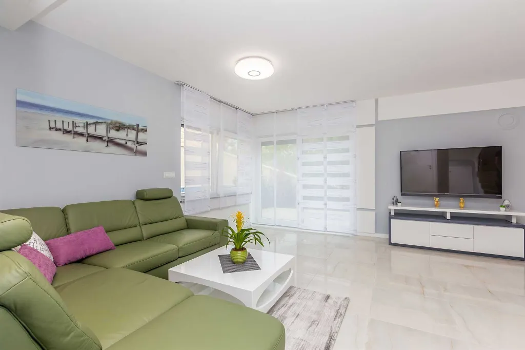 3-Bedroom Villa with Heated Pool and Jacuzzi in Malinska
