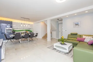 3-Bedroom Villa with Heated Pool and Jacuzzi in Malinska