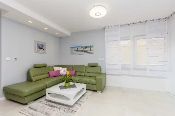 3-Bedroom Villa with Heated Pool and Jacuzzi in Malinska