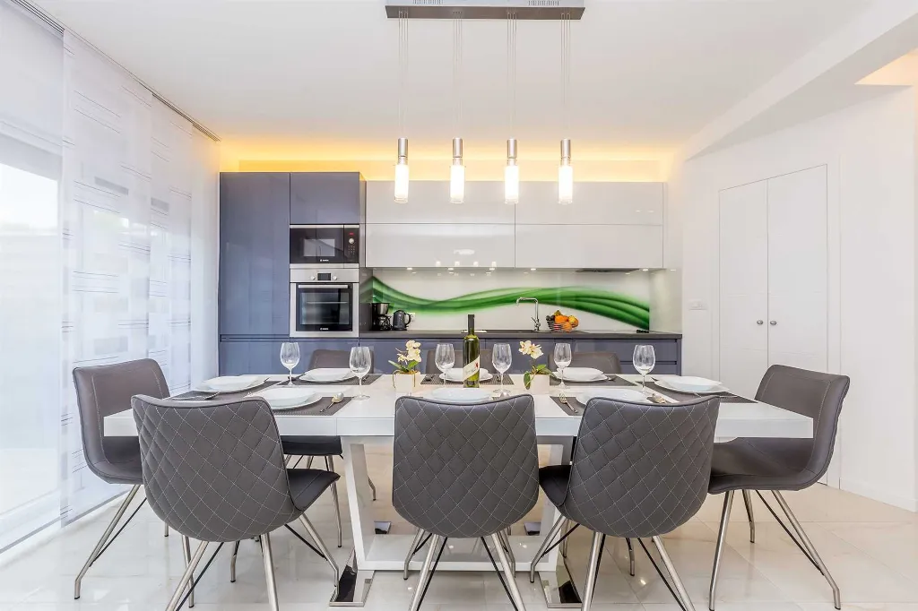 3-Bedroom Villa with Heated Pool and Jacuzzi in Malinska