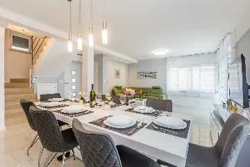 3-Bedroom Villa with Heated Pool and Jacuzzi in Malinska