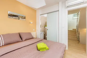 3-Bedroom Villa with Heated Pool and Jacuzzi in Malinska