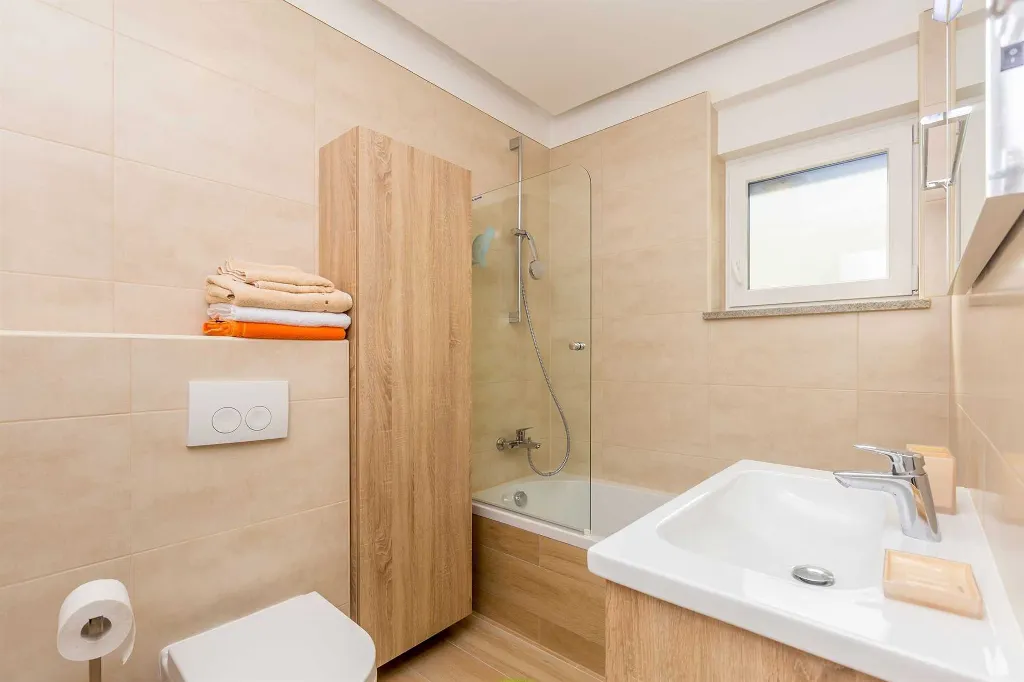 3-Bedroom Villa with Heated Pool and Jacuzzi in Malinska