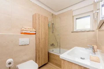 3-Bedroom Villa with Heated Pool and Jacuzzi in Malinska