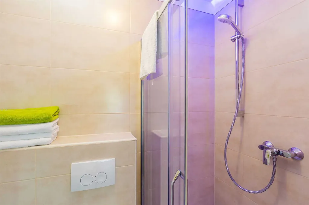 3-Bedroom Villa with Heated Pool and Jacuzzi in Malinska