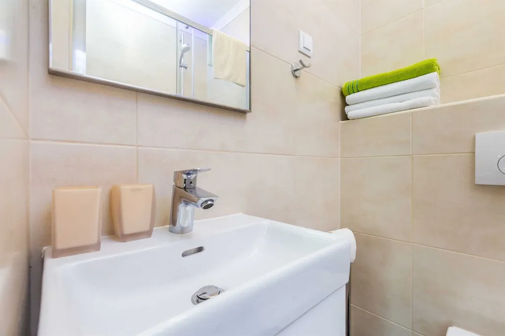 3-Bedroom Villa with Heated Pool and Jacuzzi in Malinska