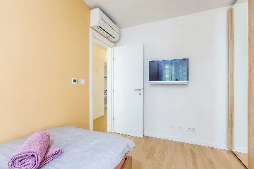 3-Bedroom Villa with Heated Pool and Jacuzzi in Malinska