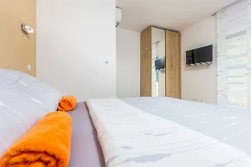 3-Bedroom Villa with Heated Pool and Jacuzzi in Malinska